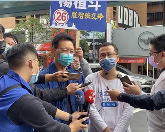 趙少康與羅智強今當國民黨子弟兵楊植斗分身街頭演講，回應陳時中事件。（摘自野電視94強直播）