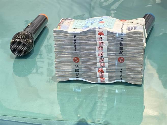 嘉義市西區議員候選人王冠鈞提出100萬元檢舉獎金。（廖素慧攝）