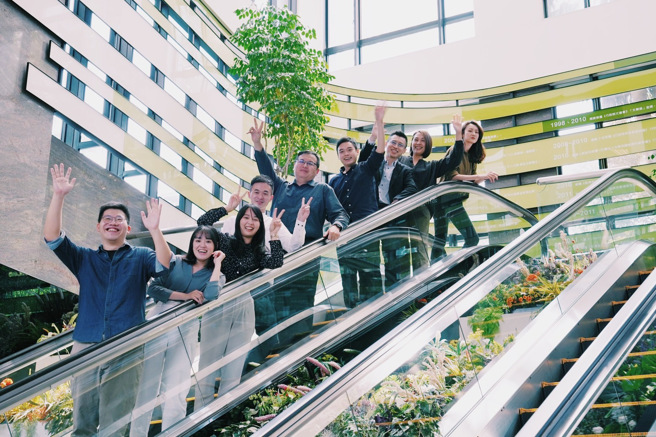 信义房屋从企业内部推动数位转型、朝向居住生活产业发展，对外也支持黑客松等创新竞赛，以实际行动支持青年学子，共同为产业创新、迈向永续努力。（图/信义房屋提供）