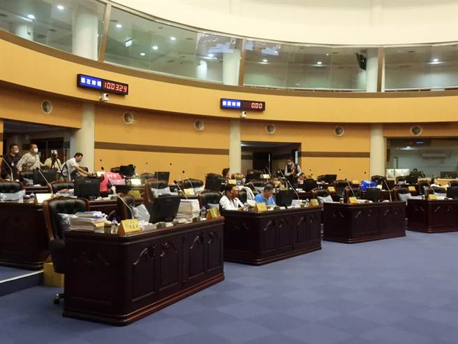 花莲县政府编列6300多万元宗教礼俗预算引发争议，花莲县议会今在二、三读会议中续审，议长张峻宣布删除4项共2139.9万元预算，包含办理五教合一祈福活动相关经费，敲槌二读通过。（罗亦晽摄）