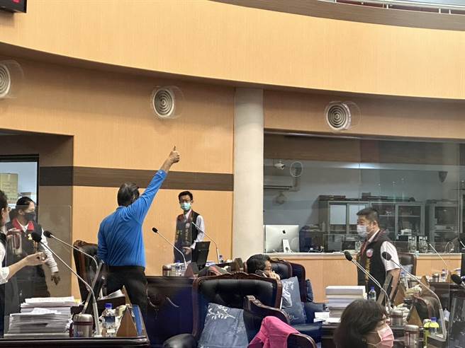 花莲县政府编列6300多万元宗教礼俗预算引发争议，花莲县议会议长张峻今于二、三读会议中，宣布删除4项共2139.9万元预算，县议员庄枝财在议事厅竖起大拇指，肯定其决议。（罗亦晽摄）