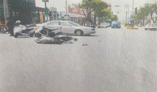 高雄市冈山区林姓男子在去年4月24日酒驾，撞倒一名妇人，妇人之后引发併发症死亡。桥头地院判处林男缓刑。图为车祸现场。（翻摄照片／林瑞益高雄传真）