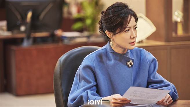 尹馨饰演强势家长会长。（爱奇艺国际站提供）