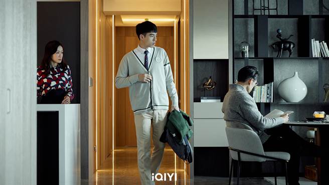 尹馨和陈昊森、蓝钧天在《第9节课》中组成人人称羡的模范家庭。（爱奇艺国际站提供）