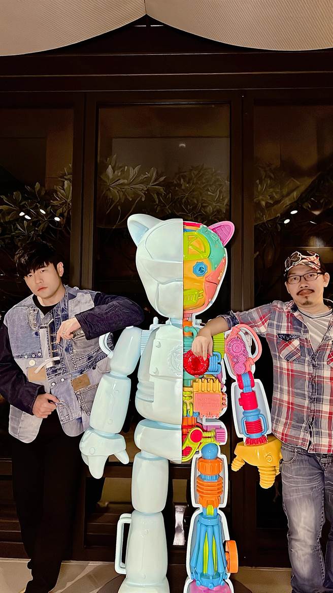 方文山（右）与周杰伦推出联名公仔。（方道文山流提供）