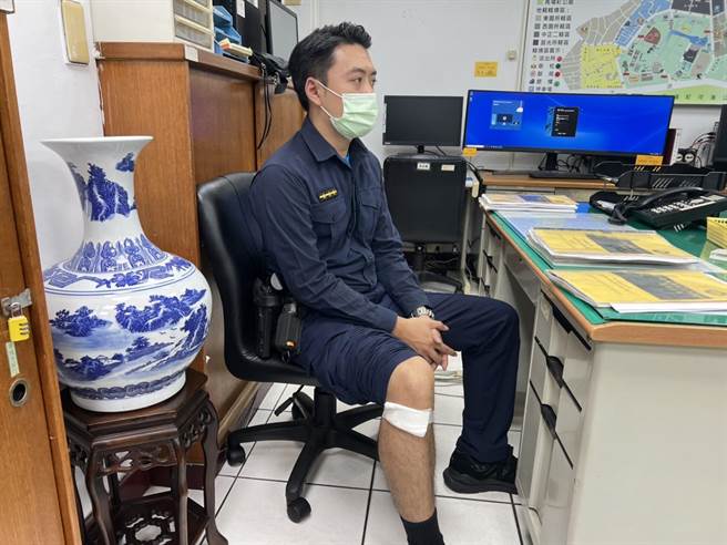 员警遭酒驾男子倒车衝撞右腿受伤。（翻摄画面）