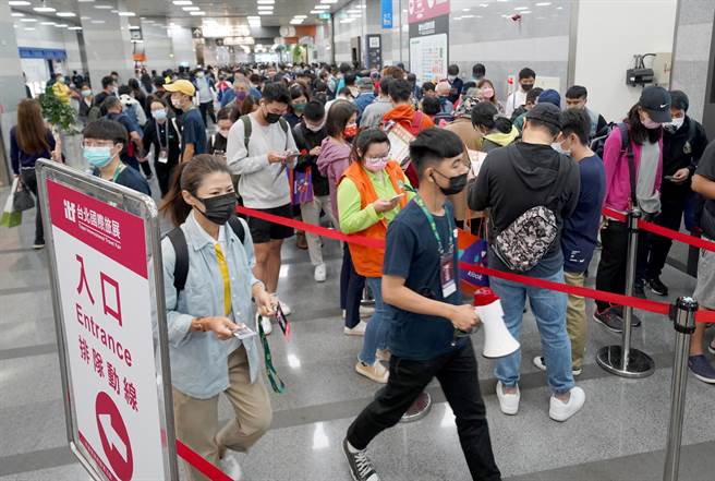 民眾把握ITF盛会，等着10点一到涌入展场，锁定年末最后一波旅游好康。(台湾观光协会提供)