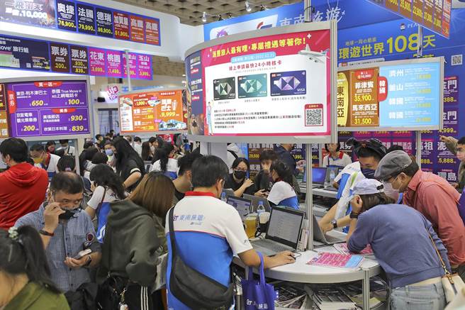 台北国际旅展最后一天，旅行社纷纷祭出超杀优惠抢客。(台湾观光协会提供)