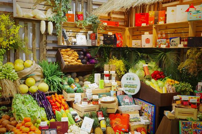 农委会将农产品带入ITF展会新鲜直销，丰富的农产品非常吸睛。(台湾观光协会提供)