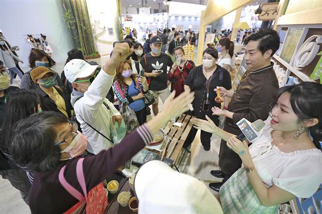 2022 台北国际旅展最后一天，民眾热情参与展摊有奖徵答活动。(台湾观光协会提供)