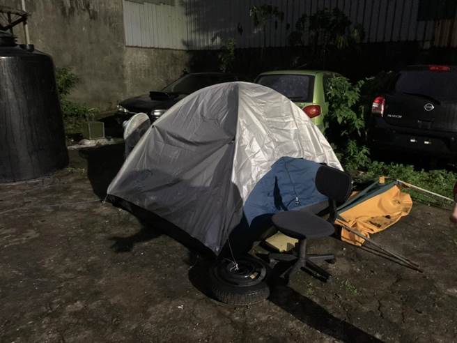 淡水警方3日在淡水下圭柔山一带巡逻时，在一处住宅前广场发现有一顶露营帐篷，结果疑似有人在吸毒。(黄敬文翻摄)