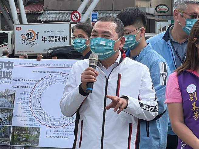 侯友宜视察府中广场。（王扬杰摄）