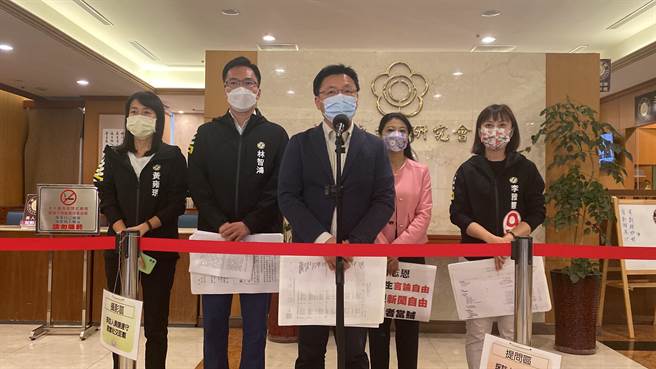 立委赵天麟等民进党涌言会成员今（7）日在立院开记者会指控，国民党高雄市长候选人柯志恩任职淡江大学学务长期间，禁止媒体进入校园，严重箝制言论自由，呛柯愈描愈黑、炮打高雄学生。（赵天麟办公室提供）