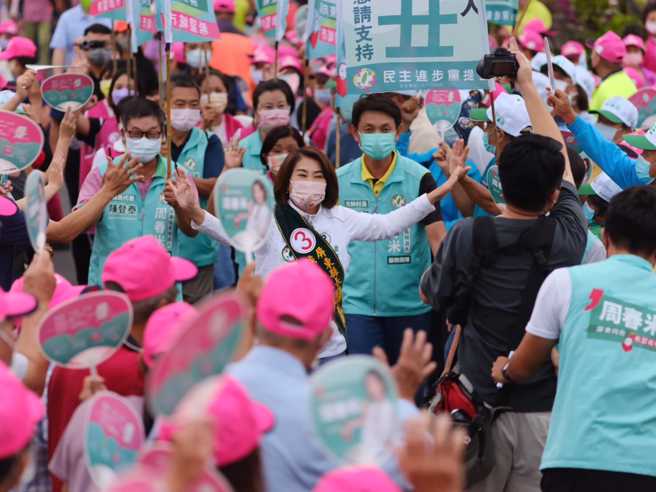 周春米表示，能夠參選屏東縣長是非常榮幸的一件事。(取自周春米臉書)