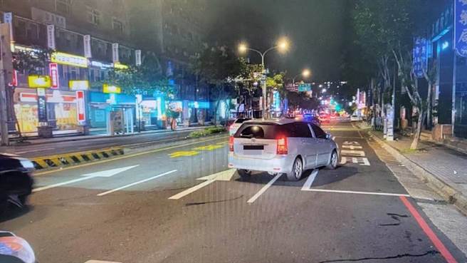 女子闯红灯步行在行人穿越道上，先遭1台银色休旅车撞倒在地。（芦竹警分局提供／陈梦茹桃园传真）