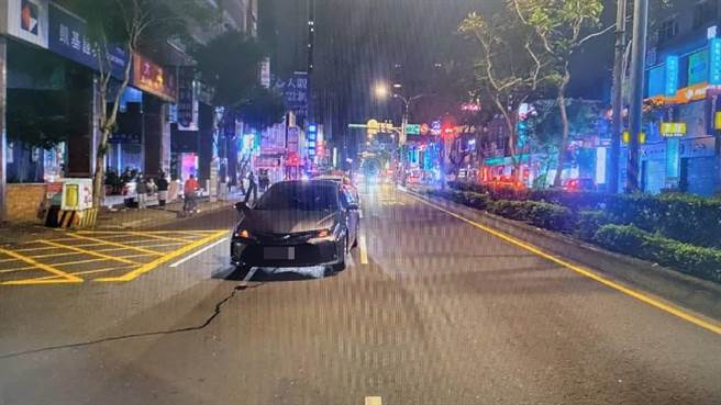 女子被撞倒后已经倒地不起，后又被1辆黑色小客车辗过，当场死亡。（芦竹警分局提供／陈梦茹桃园传真）