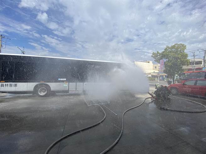 彰化县即将迎来34辆全新的电动巴士，消防局为提升电动巴士车祸救助应变能力，特别请来电动客运业者担任讲师，直接开来一台鸿海Model T电动巴士进行实体解说。（消防局提供／吴建辉彰化传真）