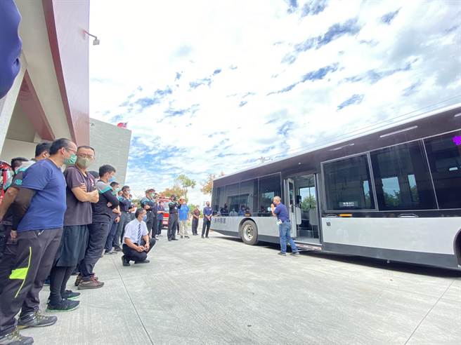 消防局长施顺仁说，共有60位消防弟兄投入训练，由电动客运业者担任讲师。（消防局提供／吴建辉彰化传真）