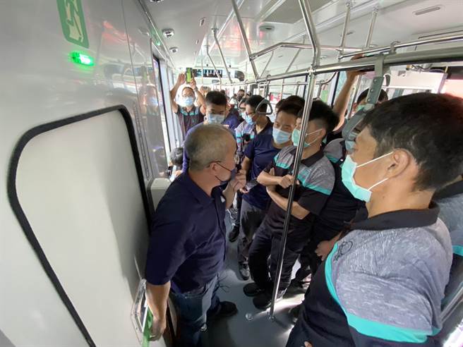 消防弟兄实际上车了解包括紧急火灾处置、车体结构、电池位置等课程，过程中模拟起火情境。（消防局提供／吴建辉彰化传真）