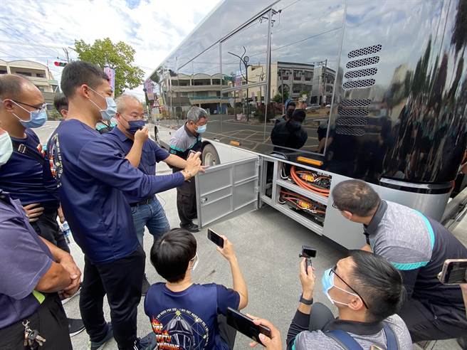 彰化县消防局与员林客运、环创电行及鸿华先进科技，共同办理电动巴士火灾紧急应变处置教育训练。（消防局提供／吴建辉彰化传真）