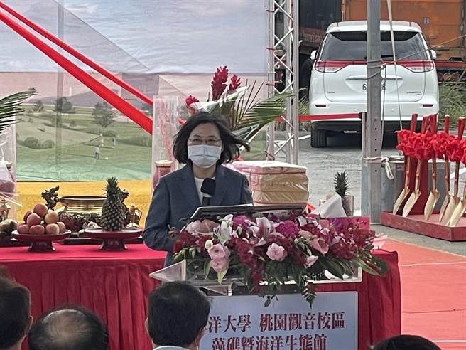 海洋大學圍在桃園觀音的藻礁暨海洋生態館動土，蔡英文總統說，三接公投後經濟部監督中油履行環評承諾。(呂筱蟬攝)
