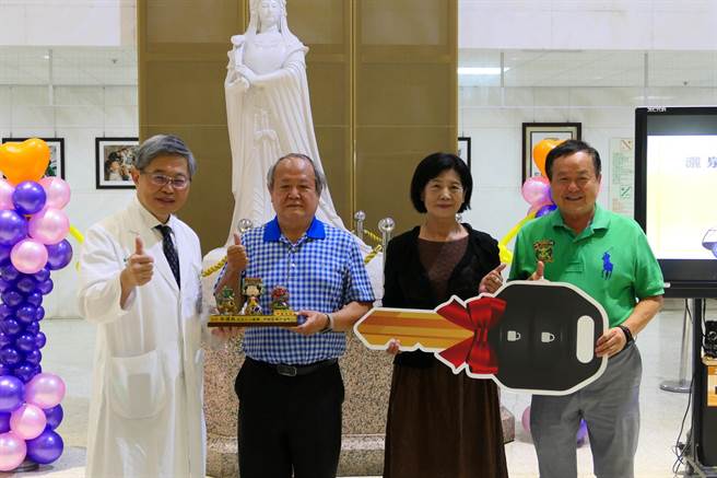 缅怀父亲造福乡里，云林县元长乡民眾捐北港妈祖医院医疗专车。（妈祖医院提供／张朝欣云林传真）