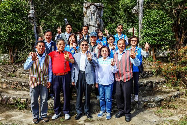 竞选县长连任的杨文科（中）与协助开辟司马库斯联络道的前县长范振宗（左二）一起到司马库斯了解部落需求。（杨文科竞总提供／罗浚滨新竹传真）