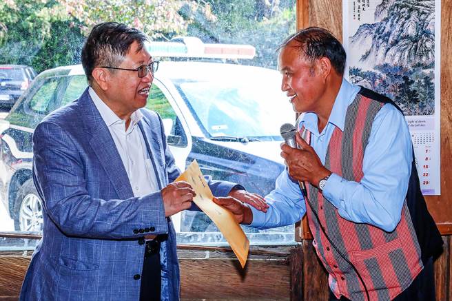 杨文科前进司马库斯，收下部落陈情事项，允诺协助解决问题。（杨文科竞总提供／罗浚滨新竹传真）