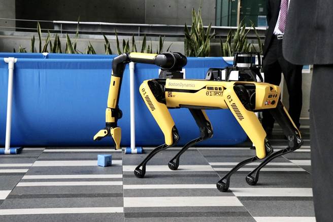 波士顿动力机械狗Spot能灵巧执行抓取、侦测等任务。（北科大提供／林志成台北传真）