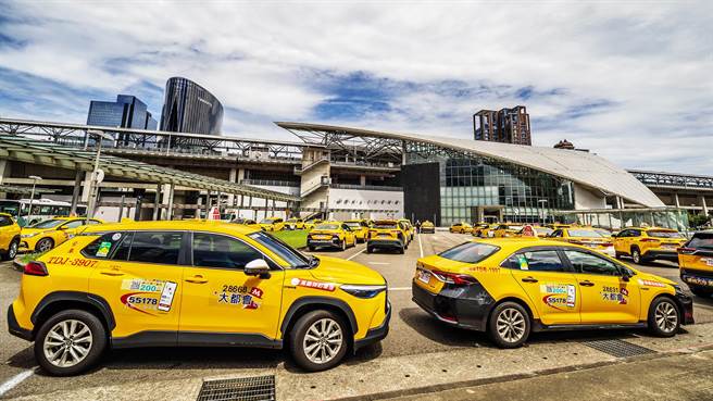 新竹县大眾捷运路网以新竹高铁站为核心，规画6大路廊由县长杨文科拍板定案  11月中提送交通部审议。（罗浚滨摄）