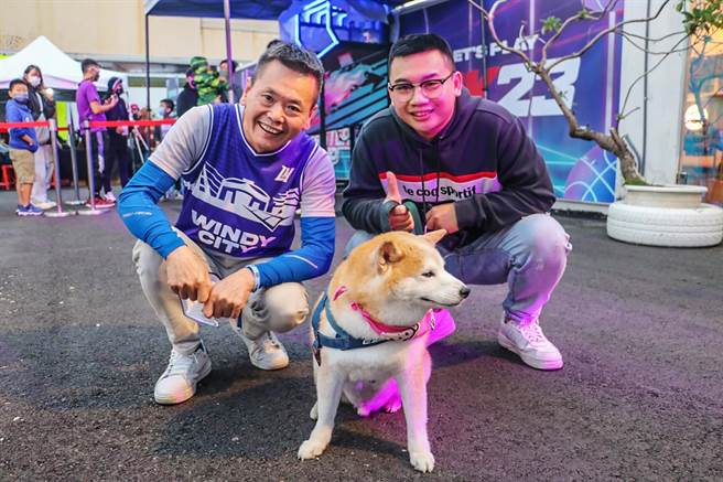 國民黨竹北市長候選人林為洲（左），提出5項政見要打造竹北成為寵物友善城市。（羅浚濱攝）