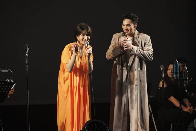 曾沛慈（左）昨邀黃偉晉擔任演唱會嘉賓。（亞神音樂提供）