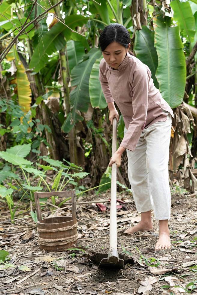 安心亚在《牛车来去》饰演农妇阿春。（公视、禾丰制作提供）