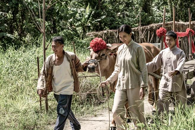 安心亚在《牛车来去》饰演农妇阿春。（公视、禾丰制作提供）