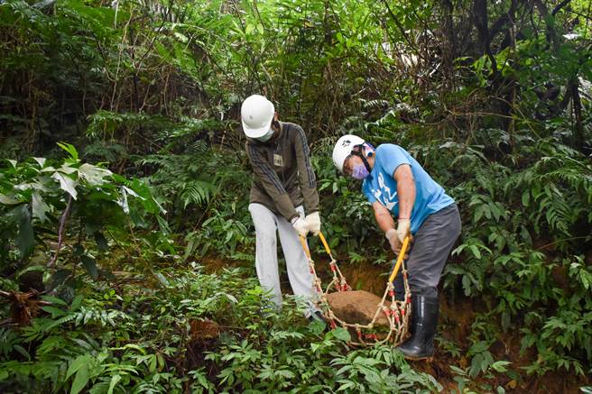 新北推微笑山线 师生民眾手作维护步道。（新北市观旅局提供／叶德正新北传真）