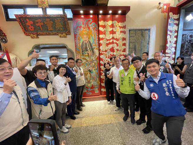 台南市中西区马公庙内六扇门神是由府城第一画师潘丽水所绘，经修復后今举行復位揭幕仪式。（李俊淇摄）