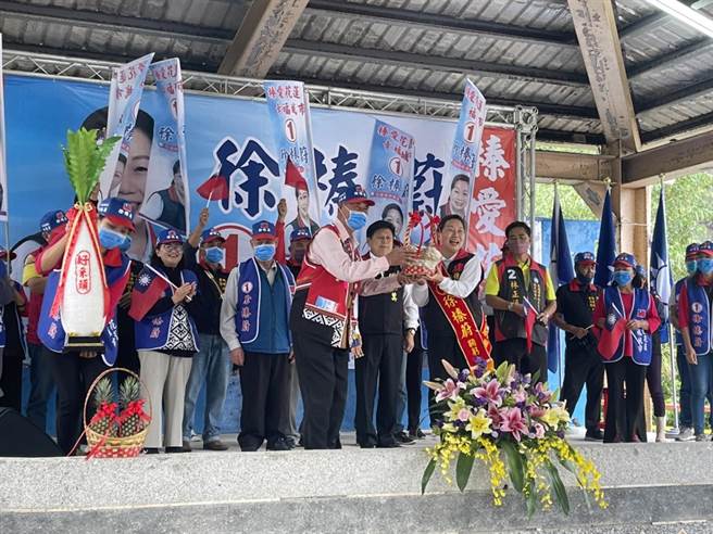 国民党籍花莲县长徐榛蔚力拚连任，5日成立竞选总部后，隔天远赴丰滨乡举办誓师大会，誓言要为花莲争一口气。（国民党花莲县党部提供／罗亦晽花莲传真）