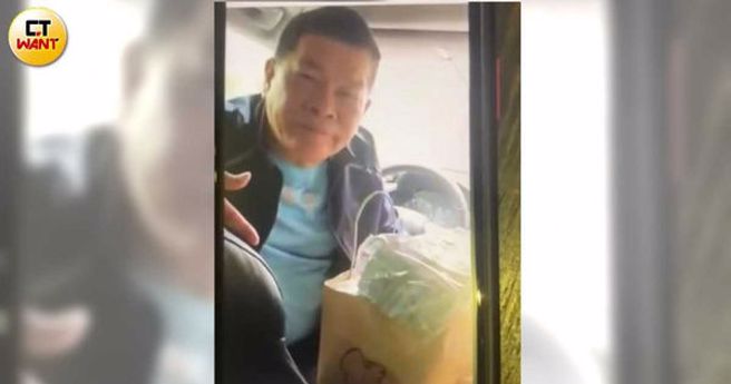 澎恰恰在车内与业者在车内交易的影片曝光。。（图／CTWANT）