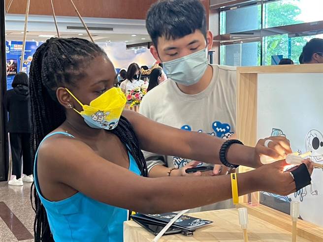 义守大学外籍学生尝鲜，体验传统文化皮影戏的乐趣。（义守大学提供／林瑞益高雄传真）