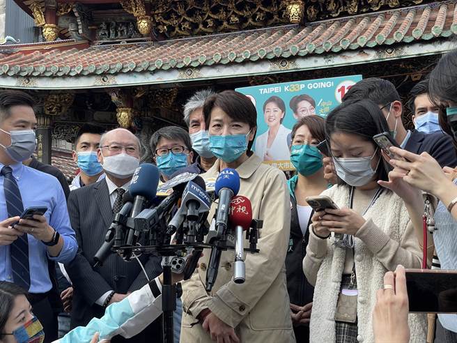 无党籍台北市长候选人黄珊珊今下午前往大龙峒保安宫参香，会前受访。（陈薏云摄）