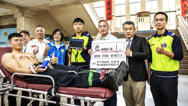 竹北生医园区创心医电公司董事赖昆贤（右二）经县议员邱振玮（右三）引荐，捐赠10台总值约300万元的「12导程心电图机」给新竹县市。（罗浚滨摄）