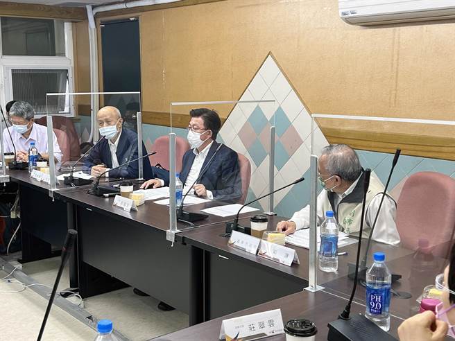 立法院財政委員會考察台南鐵路地下化延伸至永康，以及台南先進運輸系統藍線一期、藍線延伸線及深綠線規畫進度及後續經費需求。（洪榮志攝）