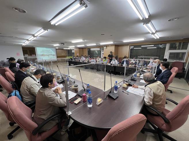 立法院財政委員會考察台南鐵路地下化延伸至永康，以及台南先進運輸系統藍線一期、藍線延伸線及深綠線規畫進度及後續經費需求。（洪榮志攝）