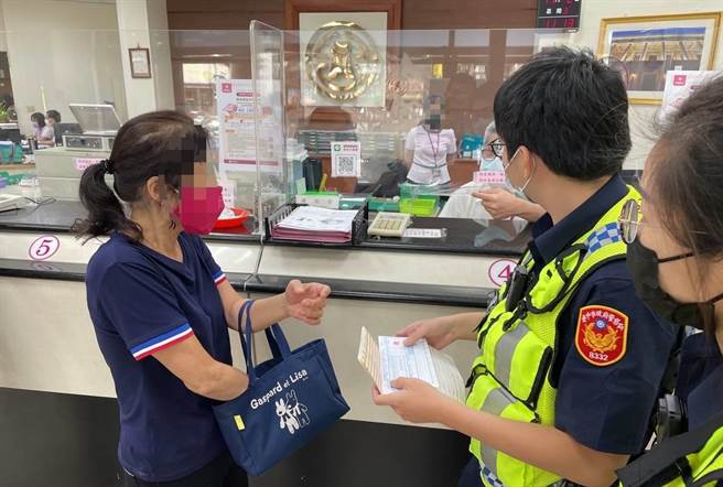 台中65岁妇落入「假冒检警」老套诈术险遭诈42万，幸银行员机警察觉有异通报警方，成功保住妇人辛苦积攒的存款。（雾峰警分局提供／潘虹恩台中传真）