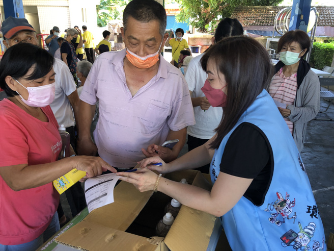 花莲县环保局与花莲县志愿服务协会合作，宣导资源回收重要性。（图／花莲县环保局提供）