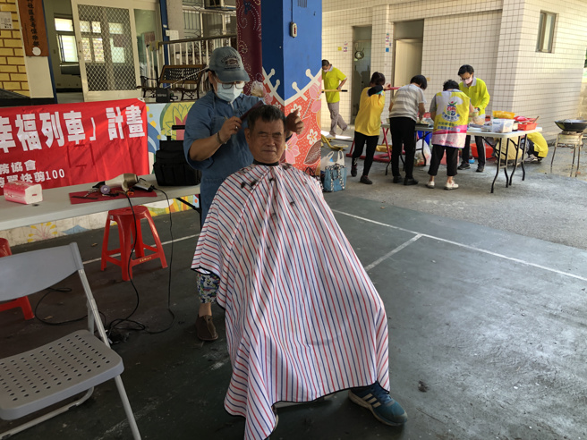 活动办理义剪、二手物品维修、环境整洁及供餐服务。（图／花莲县环保局提供）