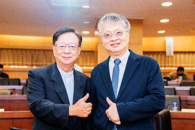 明新科大半导体学院举办「半导体产业人才培育与技术开发论坛」，邀请公信电子宣明智董事长（左）出席，刘国伟校长（右）在会中宣布该校成立半导体博士，为产业培育技术应用高阶人才。（明新科大提供／罗浚滨新竹传真）