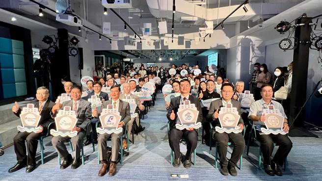 经济部打造高雄「亚湾新创园」营运将满1周年，今（7）日以「航向未来，新创发光」为主题，举办周年庆活动。（柯宗纬摄）