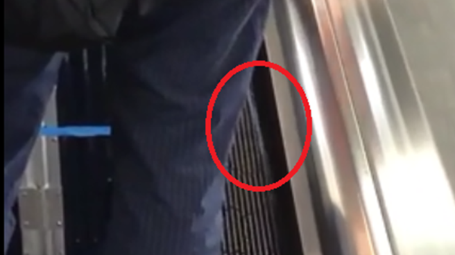 一名男网友表示，昨日搭机场捷运线到北车，在台北捷运连通道站的电动步道，看到正前方的男子竟当场掏生殖器尿尿。（图／翻摄自Dcard）