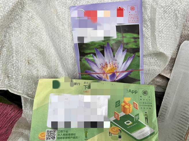 警方与南投县环保局人员，根据废弃物中银行帐单、邮件等资料找出乱倒垃圾嫌疑犯。（民眾提供／杨静茹南投传真）